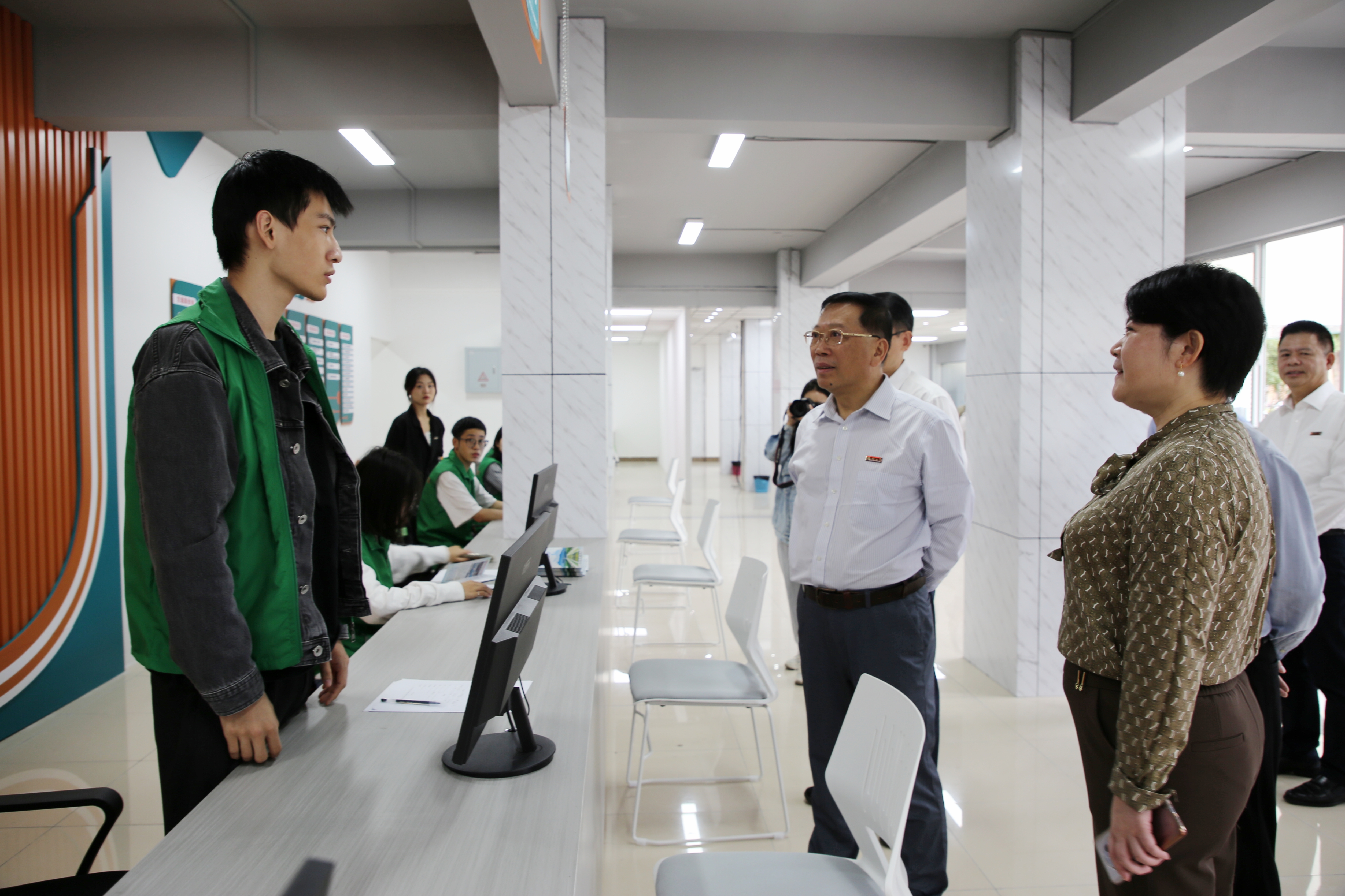 参观“一站式”学生社区服务中心-陈金秀.jpg